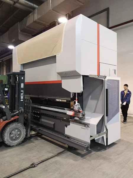 使用叉車進行精密設備搬運時要注意哪些地方？